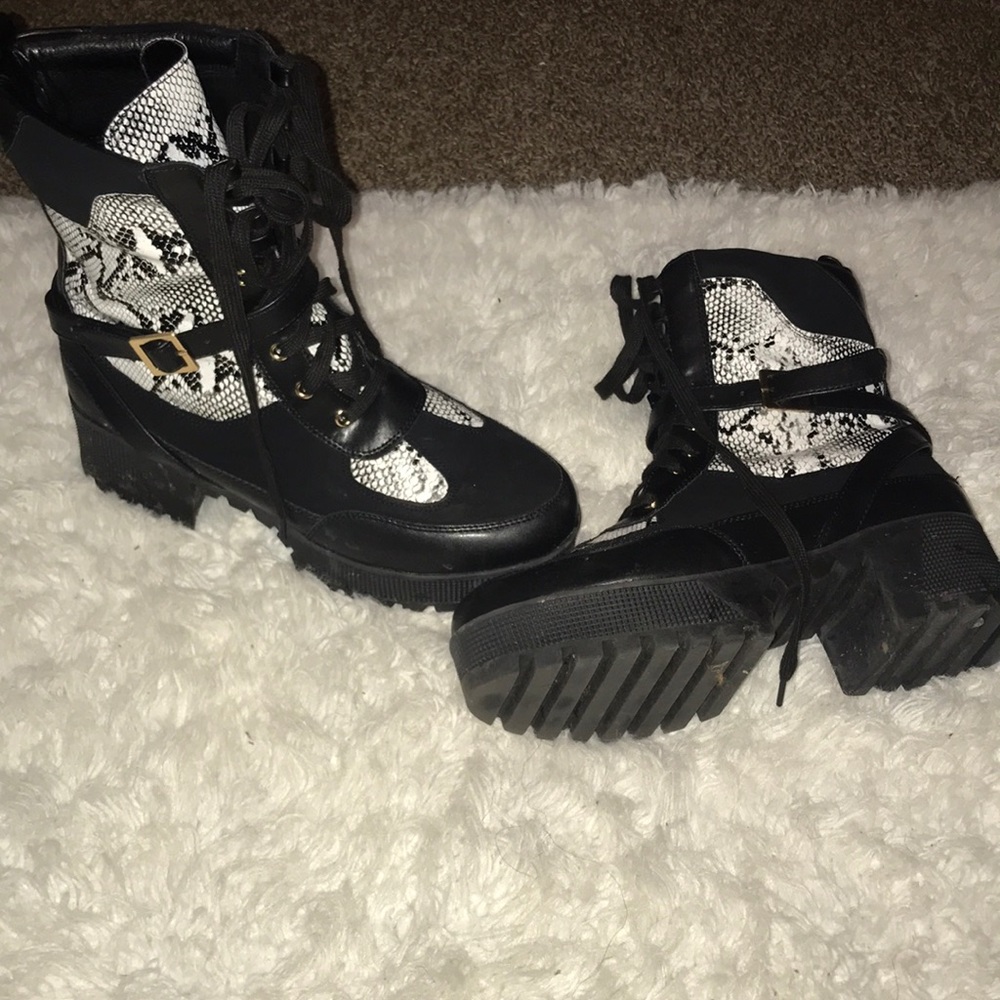 Size 10 blk, wht combat women’s boots